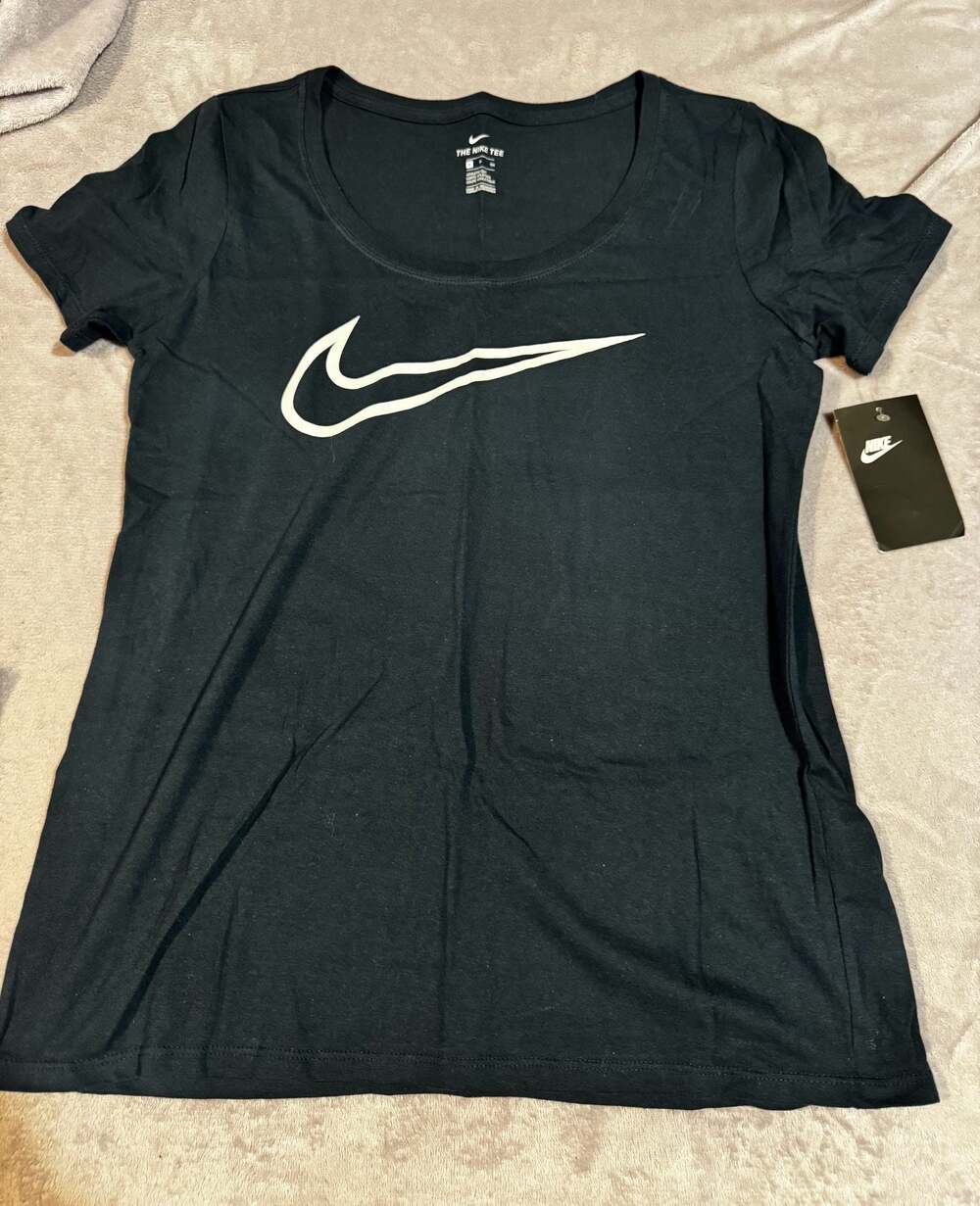 Nike Women's Sportswear Crew Neck Swoosh Graphic T-Shirt